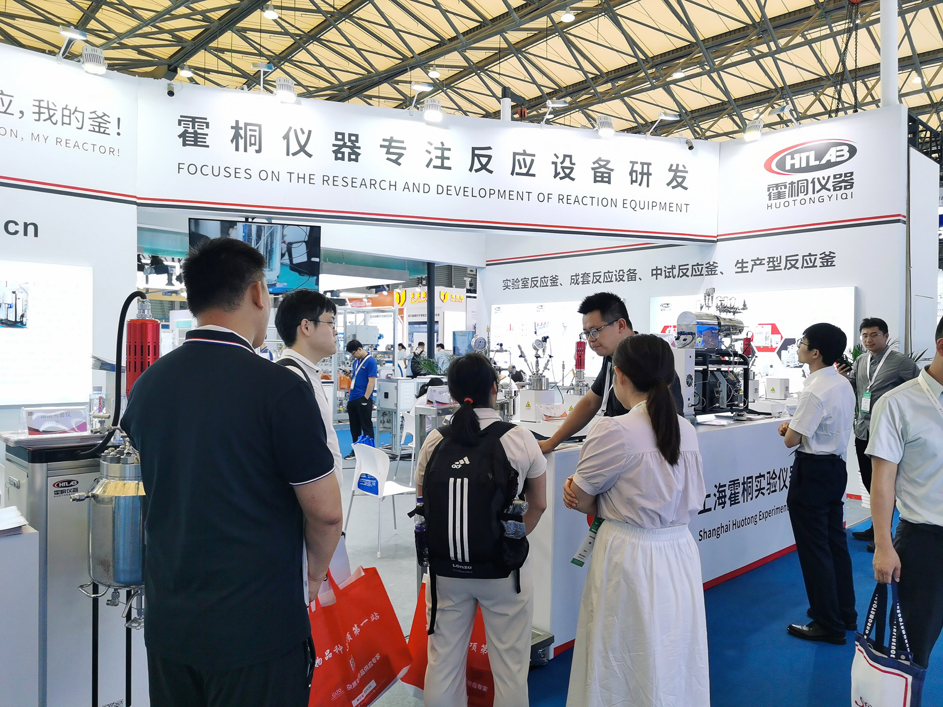 展臺(tái)前為客戶介紹霍桐儀器主要的實(shí)驗(yàn)室反應(yīng)釜